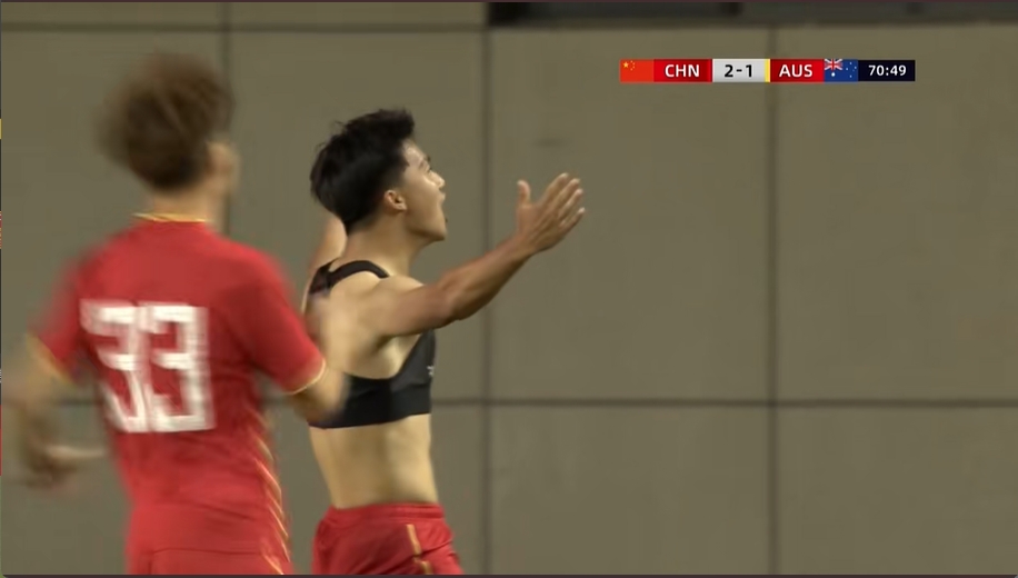 脫衣慶祝！梁仕宇頭球接力破門，國少3-1領(lǐng)先澳大利亞U16