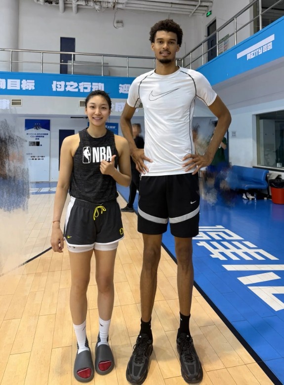 ??當(dāng)時的秀發(fā)依然濃密！北京女籃球員齊鈺曬與文班亞馬的合照