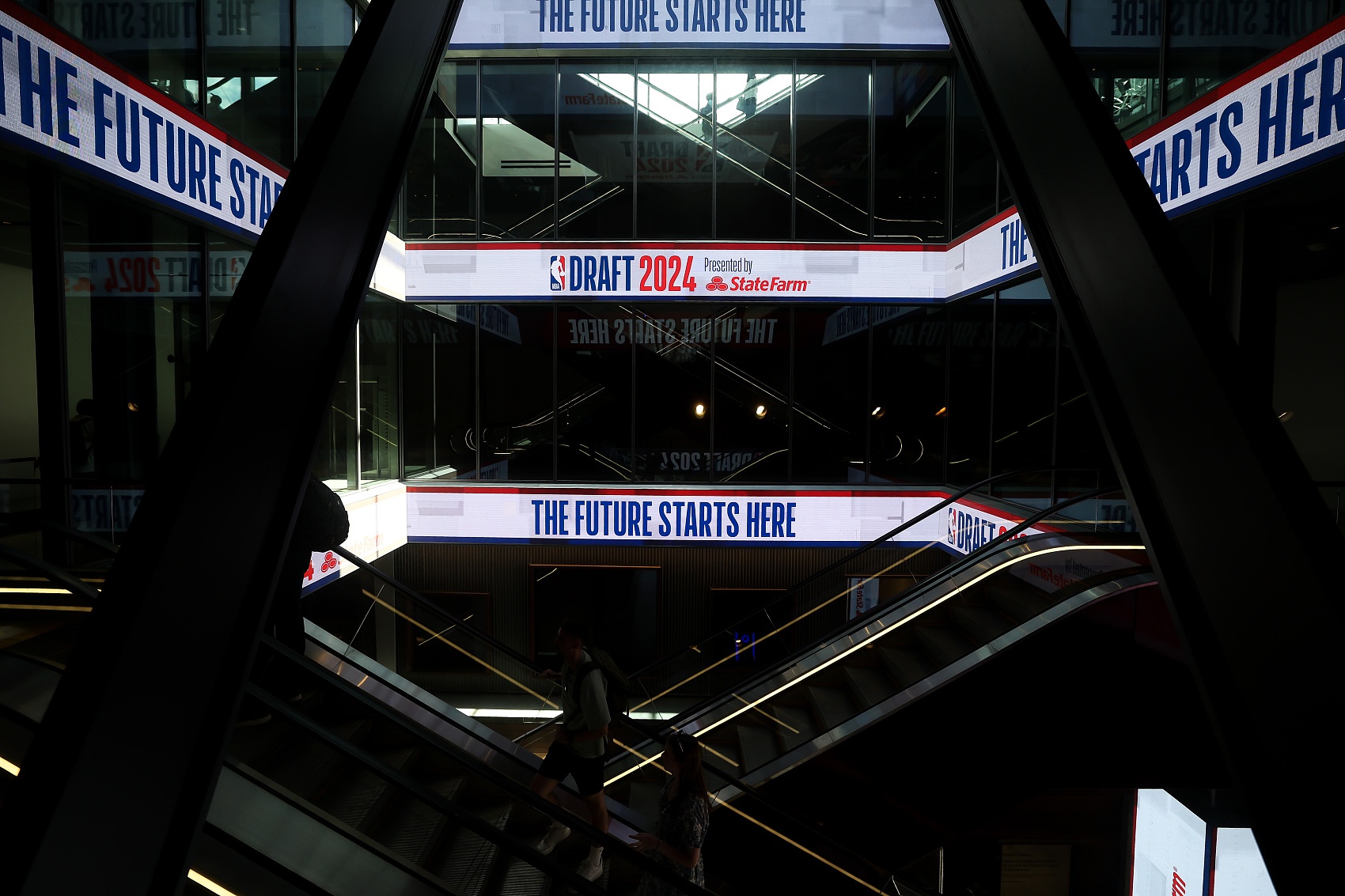 美記：選秀大會(huì)首日將是整個(gè)休賽期交易最活躍最繁忙的一天