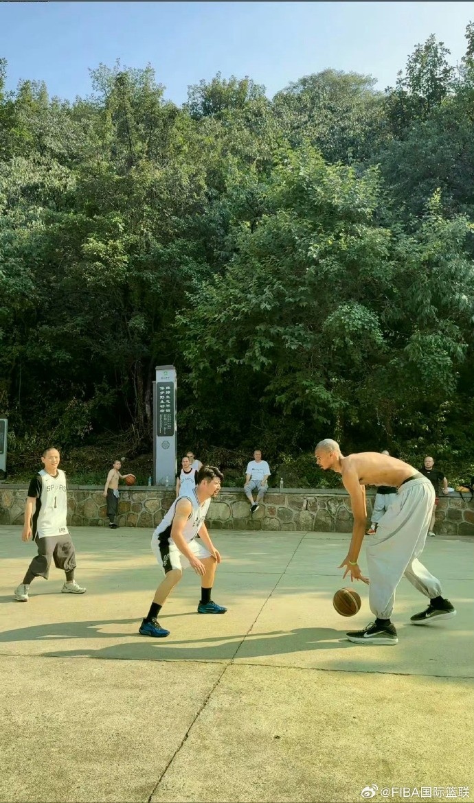 少林籃球！FIBA官博曬文班打野球圖片：??這里的拜佛很純粹