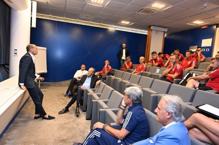 記者：阿萊格里再次來到科維恰諾，為攻讀教練資格證的學(xué)生授課