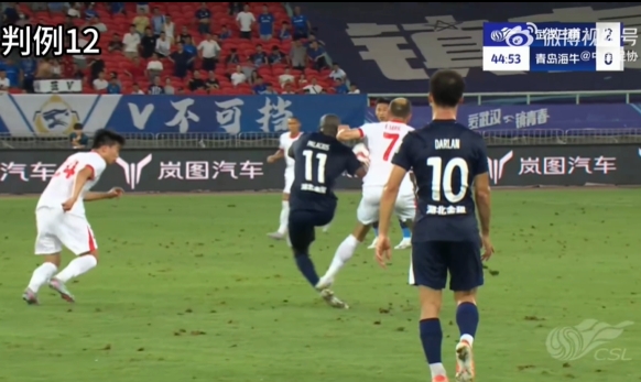 嚴(yán)重犯規(guī)！官方：薩里奇蹬踹應(yīng)判紅牌，裁判漏判&VAR未介入錯誤