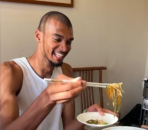 文班品嘗水席 喝茶啟封滿(mǎn)臉帶笑??刺記：他很享受在中國(guó)的時(shí)光