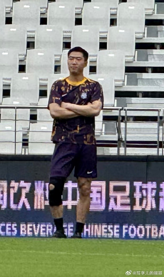 記者：在杭州康復(fù)的方鏡淇到上海短暫歸隊，看望教練、隊友們
