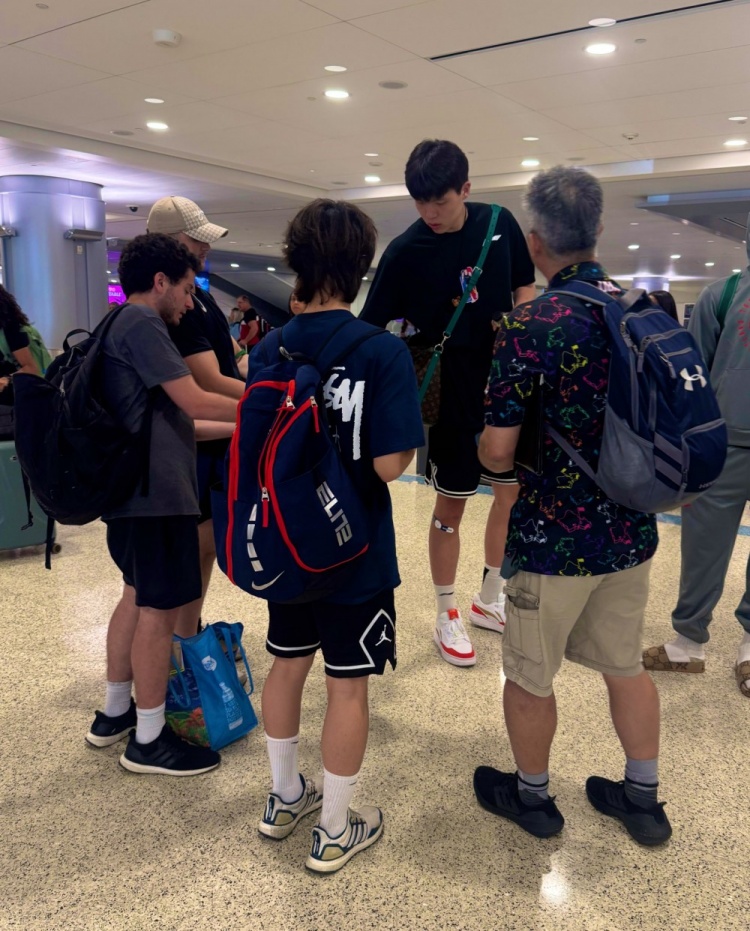 開拓者隊記曬楊瀚森給球迷簽名照片：他已經出名啦！
