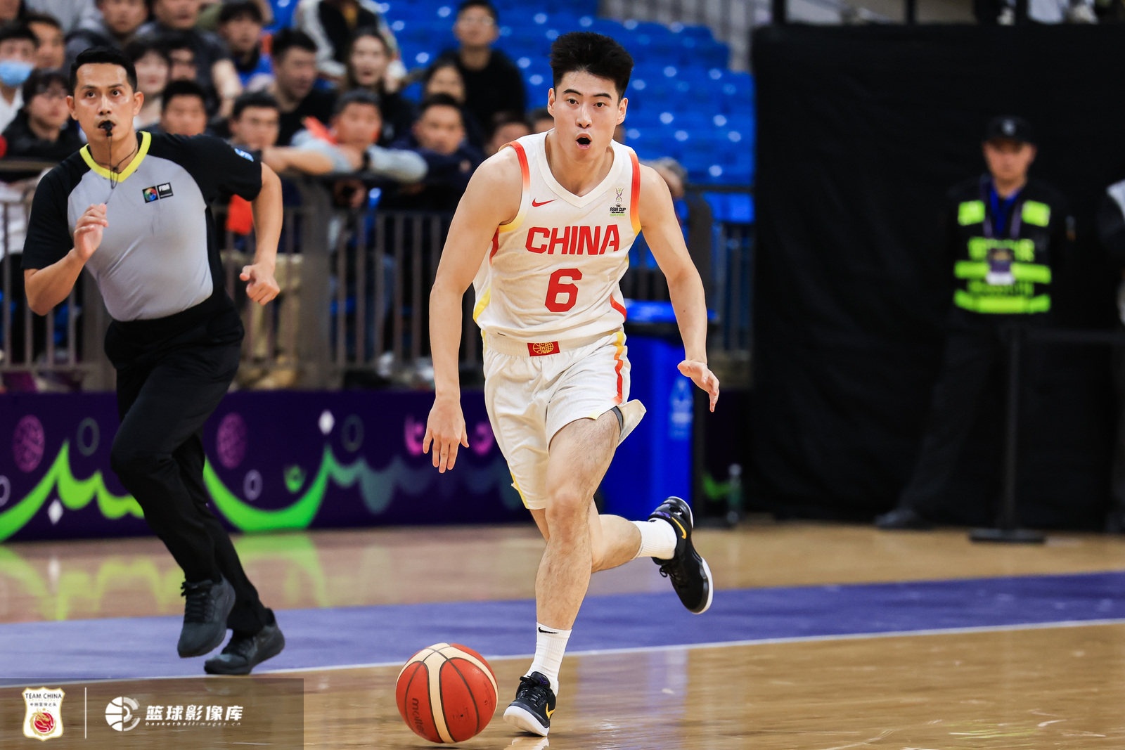 外線神準！中國男籃三節(jié)領(lǐng)先波黑20分 三分19投11中