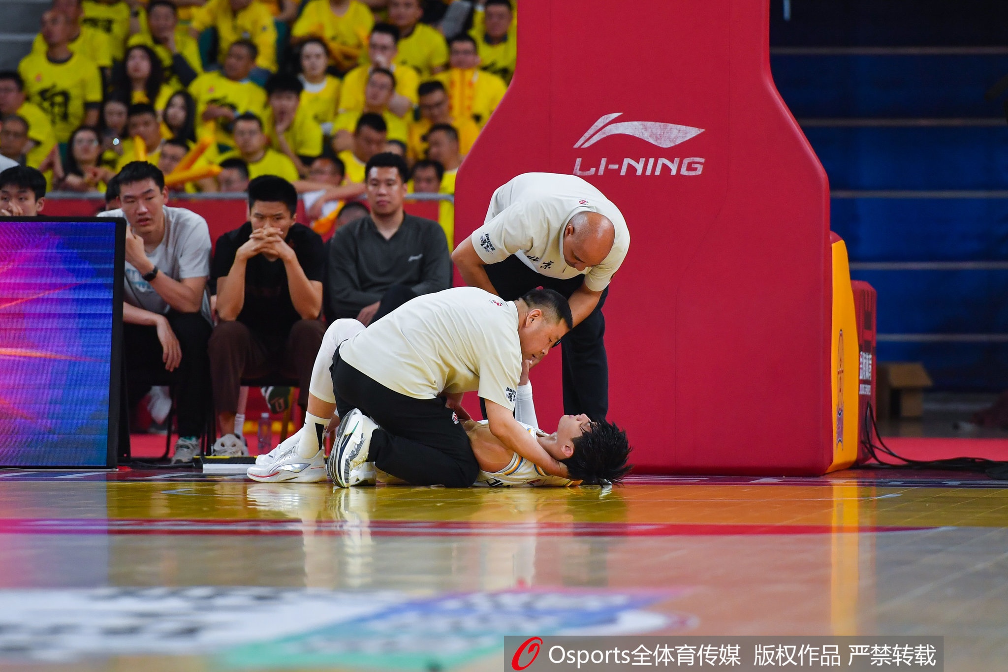 傷病難阻追夢(mèng)！上賽季CBA半決賽中曾凡博遭遇腰椎左側(cè)橫突骨折