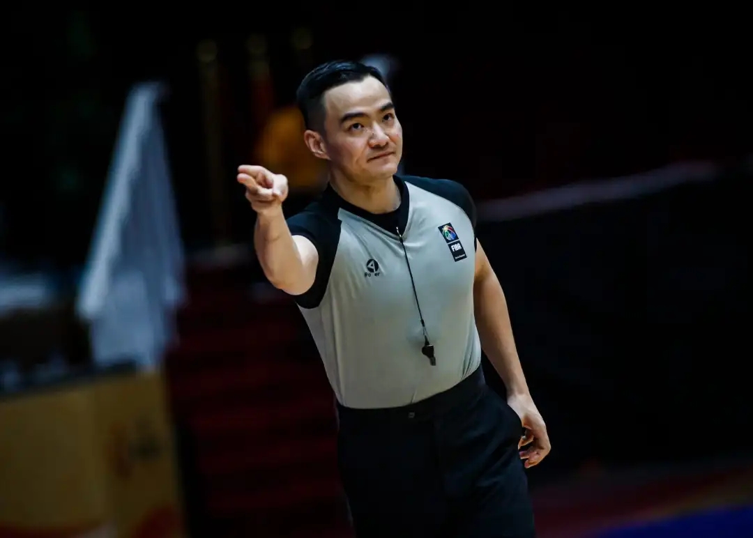 媒體人：FIBA裁判水平真未必比中國(guó)裁判高 但他們勝在執(zhí)裁環(huán)境好