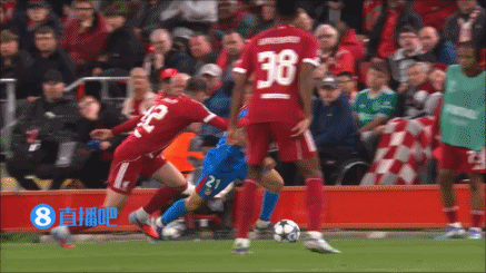 布拉德利拉加蘭手臂拽到對(duì)手，被裁判出示黃牌