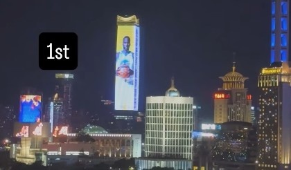亮相中國(guó)上海外灘巨幕！追夢(mèng)：媽媽我做到了 永懷感恩！