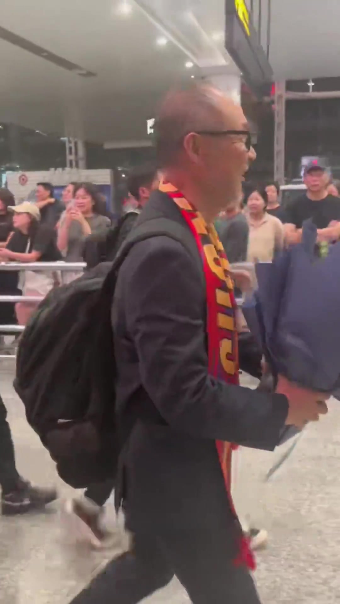 將接手重慶銅梁龍！重慶廣電曬視頻：張外龍已抵達(dá)江北國際機(jī)場
