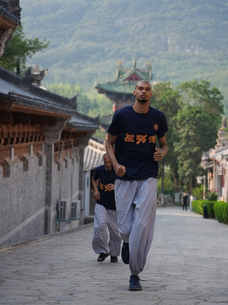 支線任務(wù)結(jié)束！馬刺曬組圖回顧文班夏天之旅：封面為少林寺之行