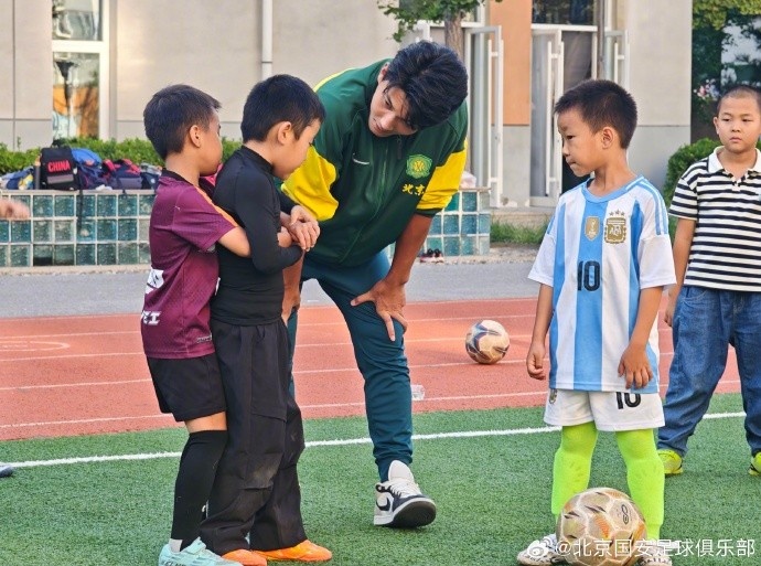 國安球員走進北京小學翡翠城分校，開展足球公益課活動