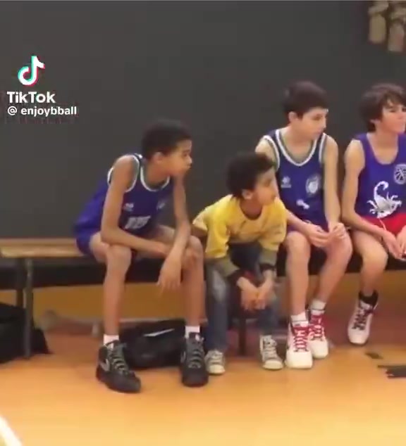 ??很喜歡生氣砸球?。⌒r候的文班亞馬是怎么打球的？