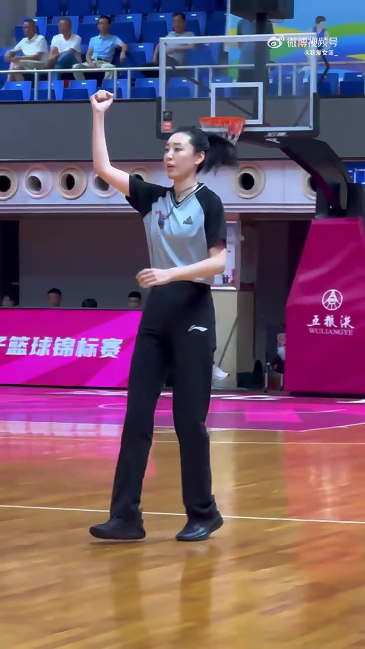 又美又颯！全國女籃錦標賽的女裁判王陽成賽場上另一道靚麗的風景