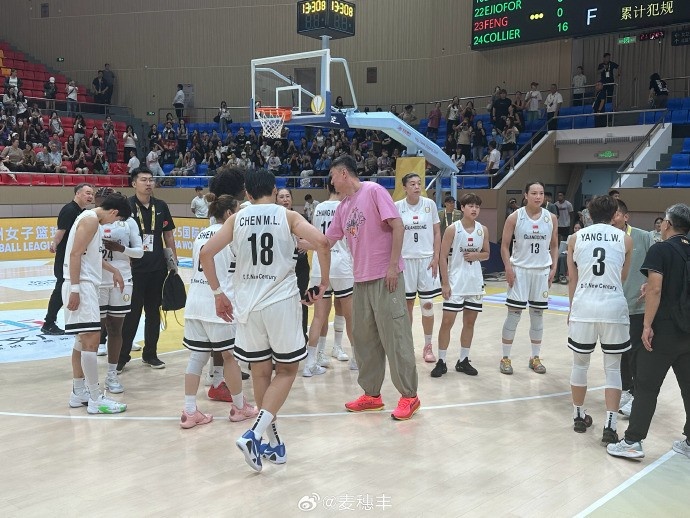 殺進(jìn)FIBA亞洲女籃聯(lián)賽決賽！杜鋒賽后跟廣東女籃全隊(duì)致意