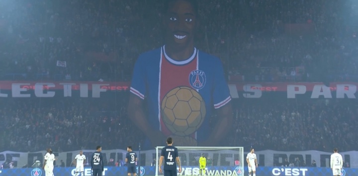 球迷展示巨型TIFO，慶祝登貝萊喜提金球獎和恩里克獲頒克魯伊夫獎