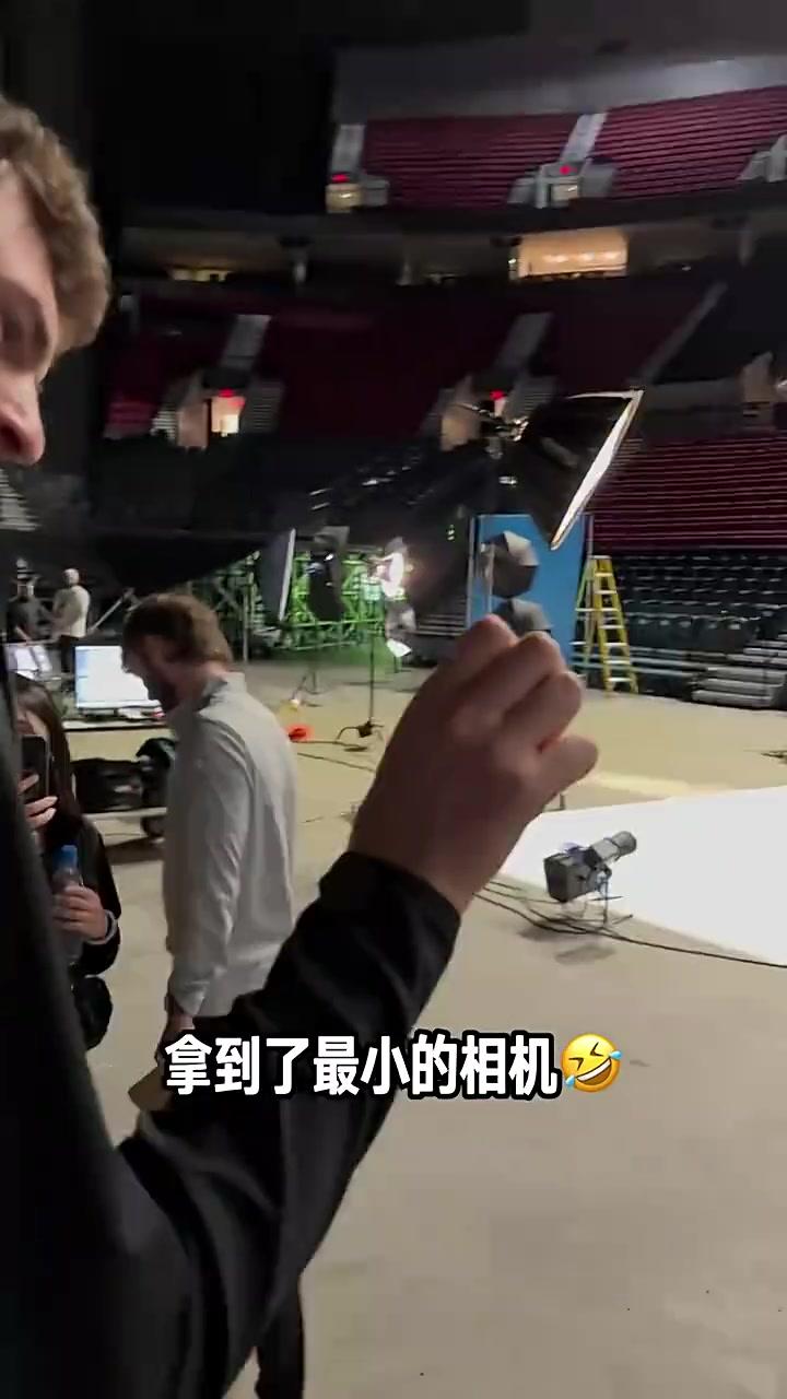 哈哈！新賽季媒體日克林根和楊瀚森拿著微型相機(jī)互拍