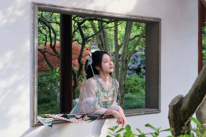 56學(xué)姐來(lái)啦！吳柳芳直播說(shuō)要感謝吧友投票 昨晚現(xiàn)身直播吧評(píng)論區(qū)