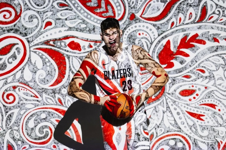 開拓者首發(fā)中鋒？克林根社媒曬顏色絢爛的定妝照：NBA第二年